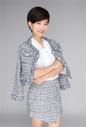 说明: 女人穿着裙子微笑
描述已自动生成