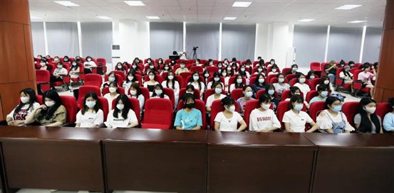 D:\yfzou\学校类文件\质量管理办公室\师德师风\新闻材料\忆百年征程,数百个第一 威尼斯官网19、20级学生同上“开学第一课”\3.jpg