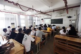 D:\yfzou\学校类文件\质量管理办公室\师德师风\新闻材料\忆百年征程,数百个第一 威尼斯官网19、20级学生同上“开学第一课”\12.jpg