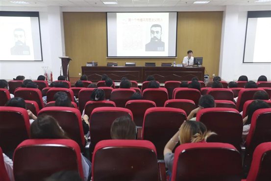 D:\yfzou\学校类文件\质量管理办公室\师德师风\新闻材料\忆百年征程,数百个第一 威尼斯官网19、20级学生同上“开学第一课”\1.jpg