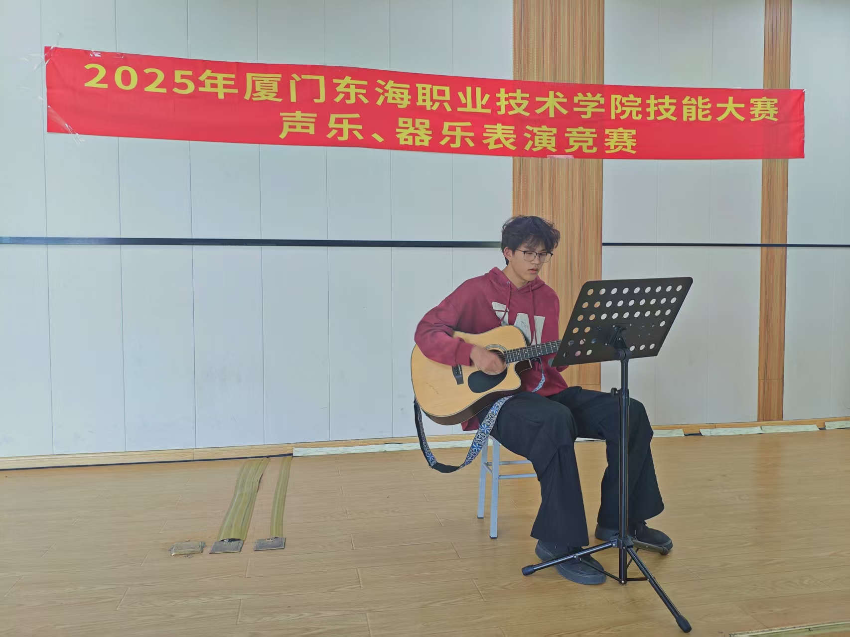 器乐二等奖获得者连文杰演奏《无名的人》.jpg 器乐二等奖获得者连文杰演奏《无名的人》.jpg