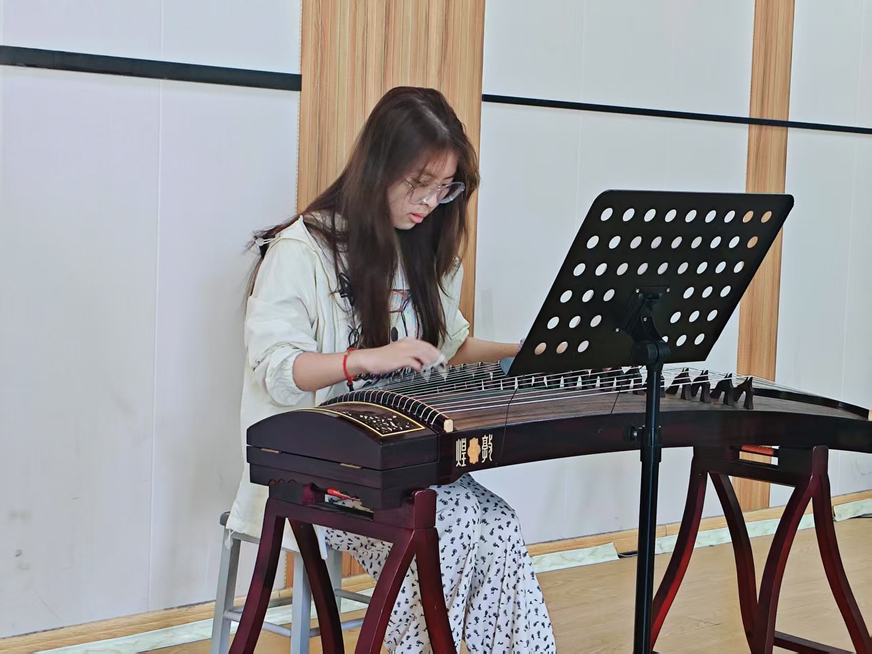 器乐一等奖获得者蒋一天演奏.jpg 器乐一等奖获得者蒋一天演奏.jpg