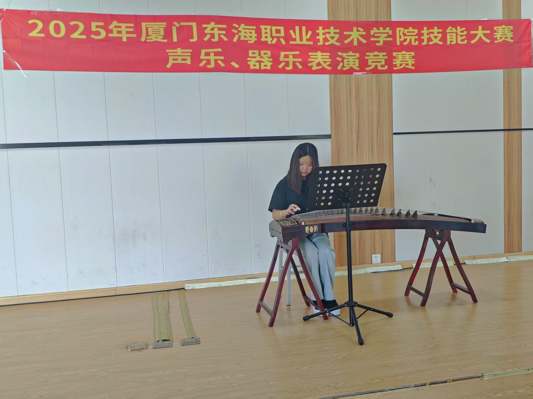 器乐三等奖获得者杨铭汝演奏.jpg 器乐三等奖获得者杨铭汝演奏.jpg