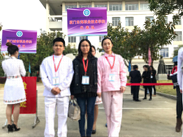 指导老师与参赛学生合影 小.jpg 指导老师与参赛学生合影 小.jpg